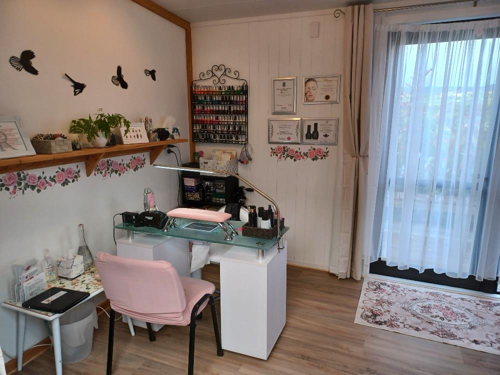 Rambling Rose Nails & Make-up